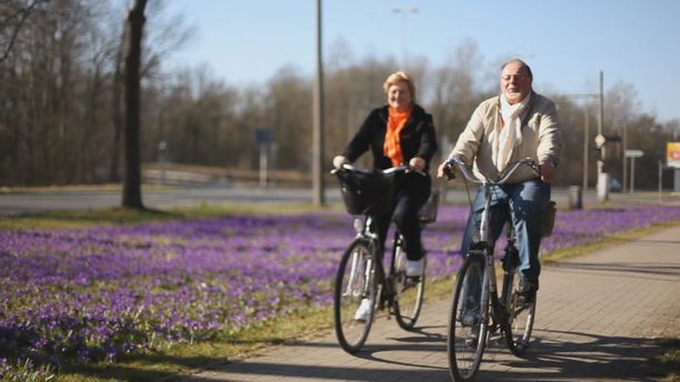 Bremen, Radfahrer in der Wärme bei rund 20 Grad