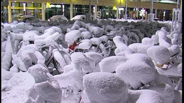 Schneebedeckte Fahrräder am Bahnhof Osnabrück