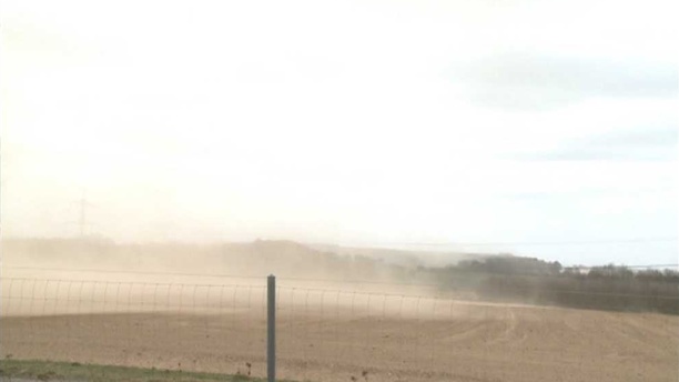 Sandwolke auf Acker nahe A19 am 08.04.11